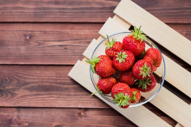 frische Erdbeeren in der Schüssel.