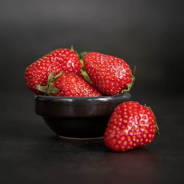 Frische Erdbeeren in einem kleinen Teller