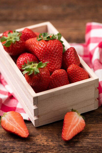 Frische Erdbeeren in einem Korb auf altem Holztisch hautnah