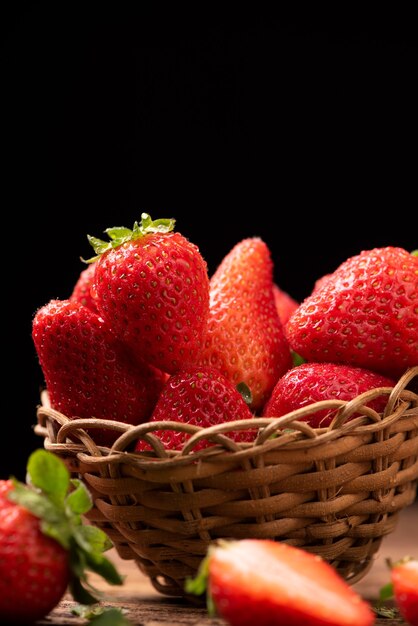 Frische Erdbeeren in einem Korb auf altem Holztisch hautnah