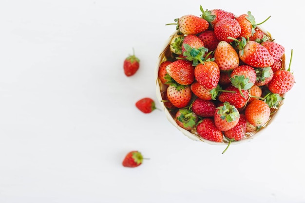 Frische Erdbeeren in einem Korb auf weißem Hintergrund
