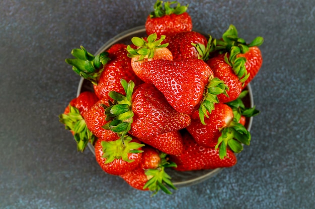 Frische Erdbeeren in einem Teller auf grauem Hintergrund