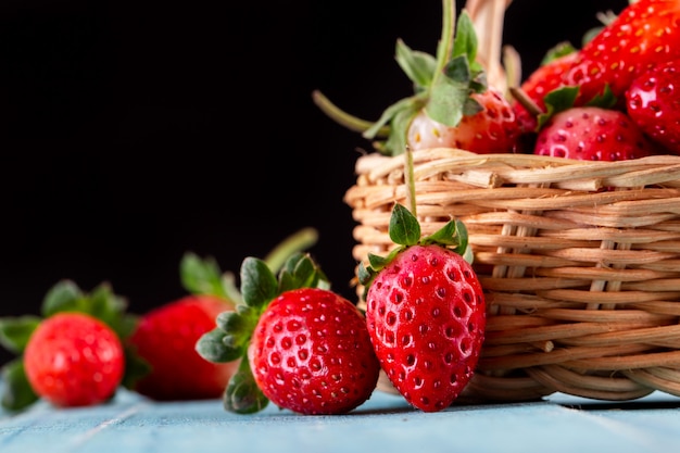 Frische Erdbeeren in einer Schüssel auf Holztisch