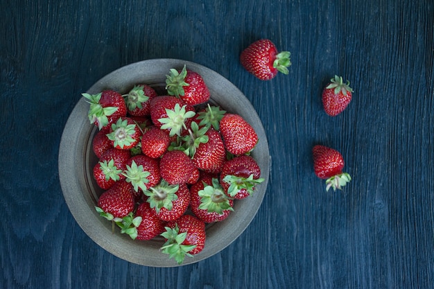 Frische Erdbeeren in einer Schüssel.