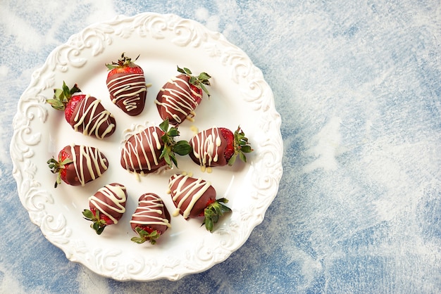 Frische Erdbeeren in Milchschokolade