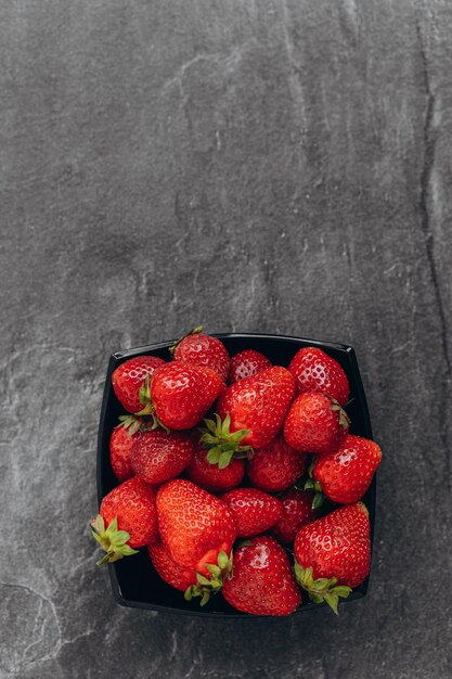 Frische Erdbeeren in Plattenfrüchten auf dem Bauernmarkttisch