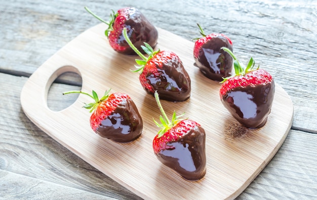 Frische Erdbeeren mit dunkler Schokolade überzogen