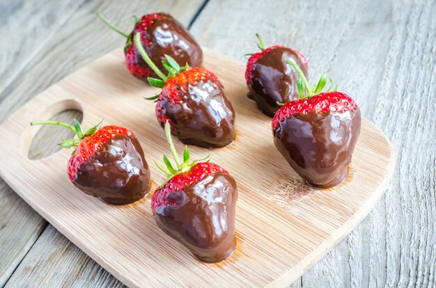 Frische Erdbeeren mit dunkler Schokolade überzogen