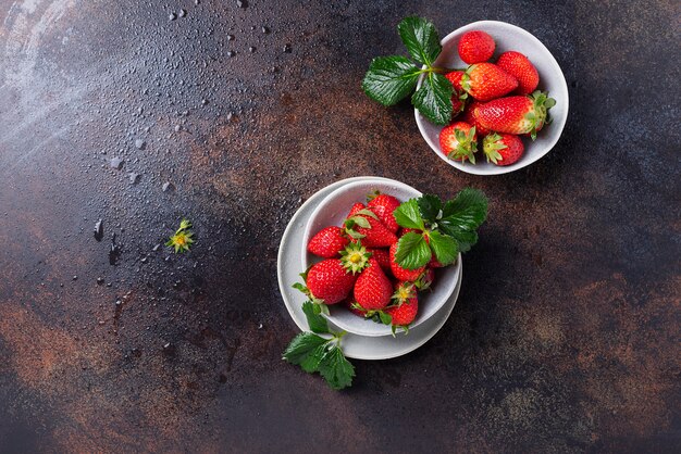 Frische Erdbeeren mit grünen Blättern