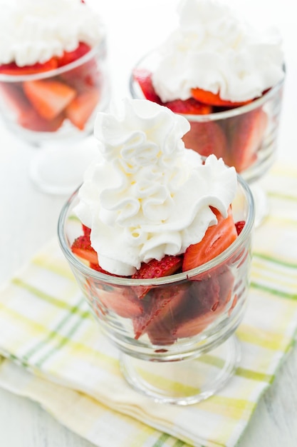 Frische Erdbeeren mit Schlagsahne in Glasschalencreme zum Nachtisch.