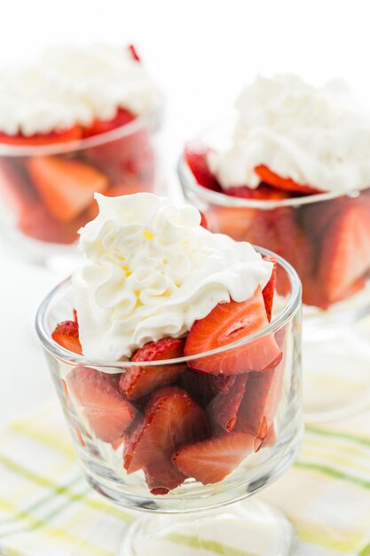 Frische Erdbeeren mit Schlagsahne in Glasschalencreme zum Nachtisch.