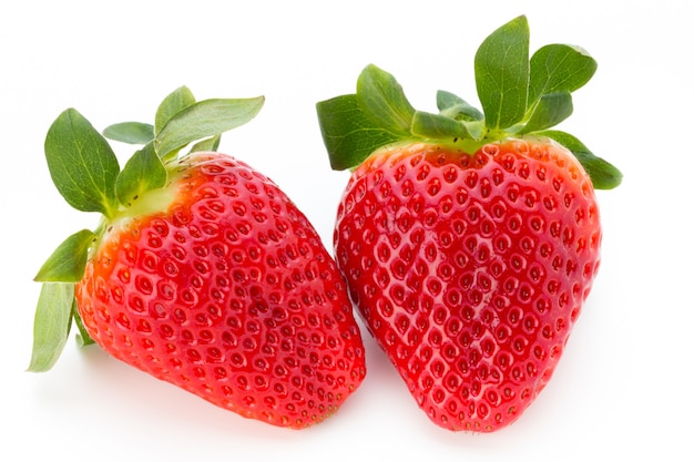 Frische Erdbeeren schließen oben auf weißer Oberfläche.