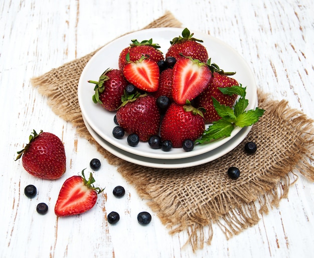 Frische Erdbeeren und Heidelbeeren