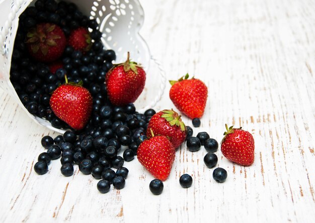 Frische Erdbeeren und Heidelbeeren