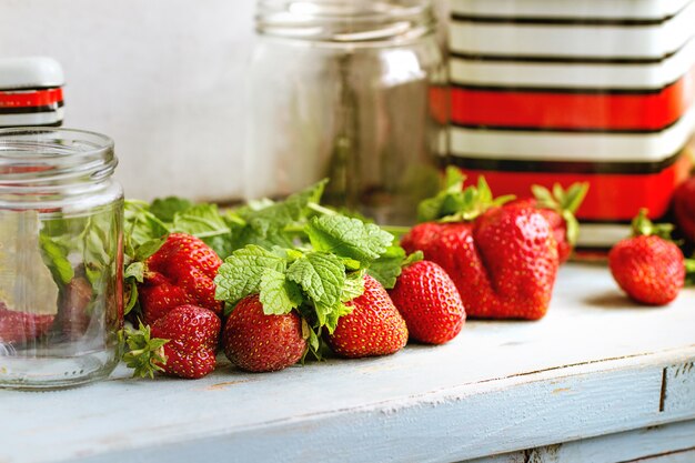 Frische Erdbeeren und Melissenkräuter