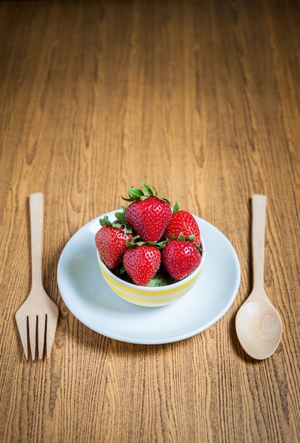 Frische Erdbeeren und Saft auf Holztisch. flach legen.