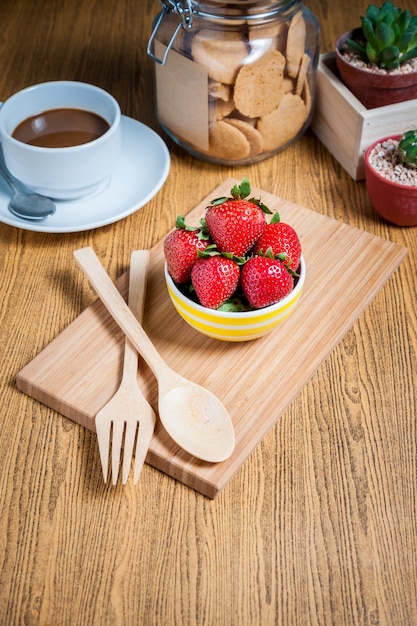 Frische Erdbeeren und Saft auf Holztisch. flach legen.