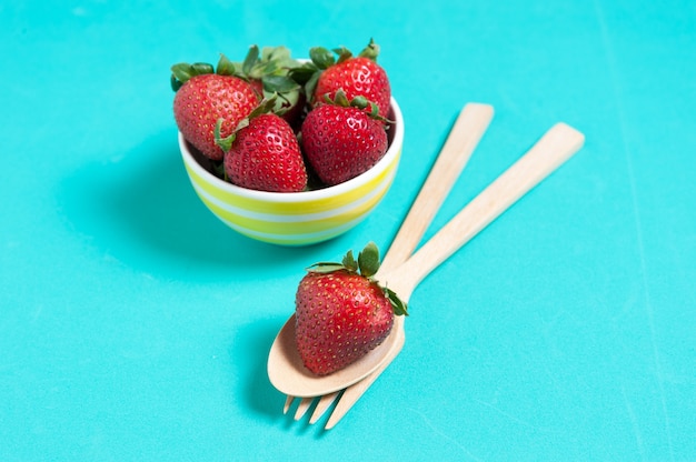 Frische Erdbeeren und Saft auf Holztisch. flach legen.