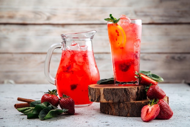 Frische Erdbeerlimonade in einem Krug und in einem Glas