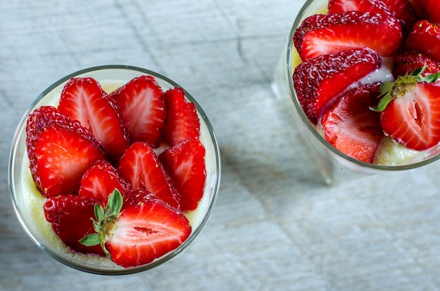 Frische Erdbeerscheiben zum NachtischZwei Gläser mit Nachtisch Die Saison der Beeren