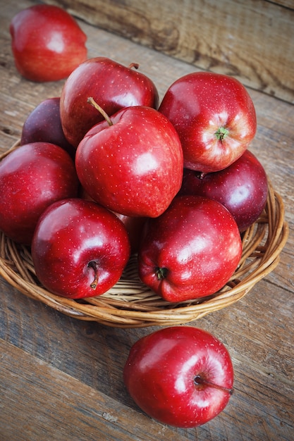 Frische Ernte von Äpfeln. Naturfruchtkonzept.