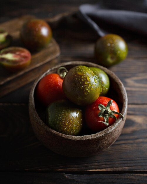 Frische Ernte von schwarzen Tomaten Makro von Tomaten Sorte Kumato Wassertropfen auf einer Tomate Raw