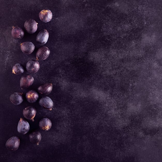 Foto frische feigen auf einem dunklen holztisch, draufsicht mit kopienraum