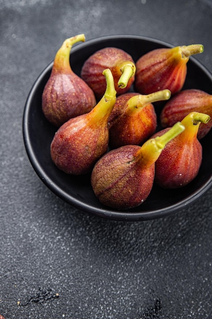 Frische Feigenfrucht, reife Feigen, Mahlzeit, Snack auf dem Tisch, Kopierraum, Lebensmittelhintergrund, rustikale Oberseite