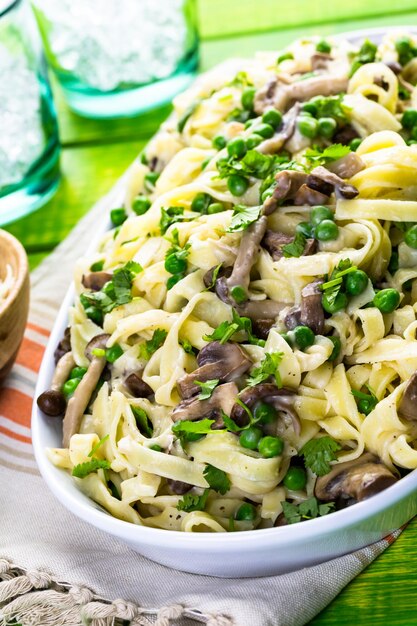 Frische Fettuccine mit cremiger Pilzsauce.