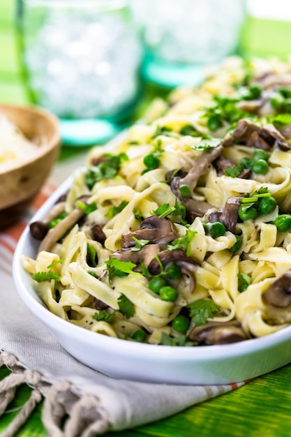 Frische Fettuccine mit cremiger Pilzsauce.