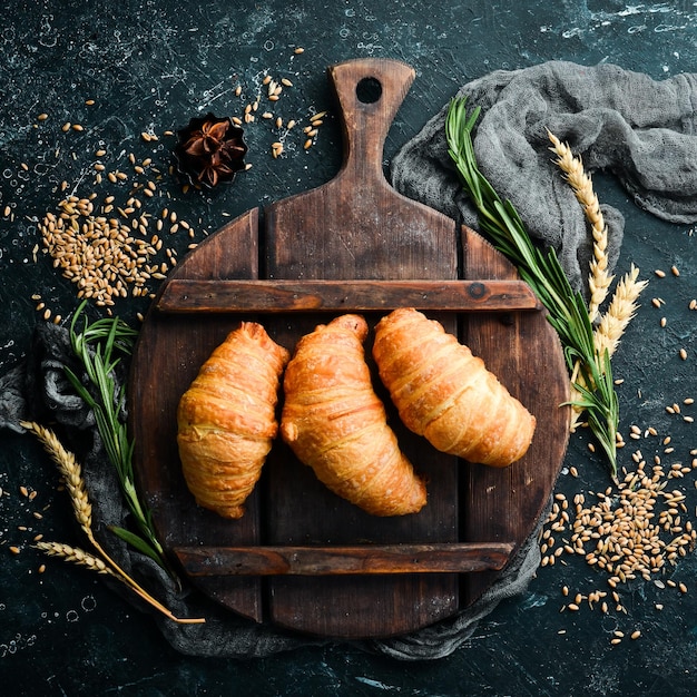 Frische französische Croissants mit Schokolade Backen aus Roggen und Mehl Draufsicht Rustikaler Stil