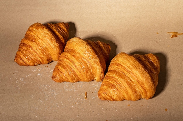 Frische französische Croissants Reihe Puff Handwerksbäckerei