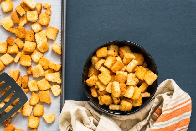 Frische französische Toastcroutons in der schwarzen Schüssel.