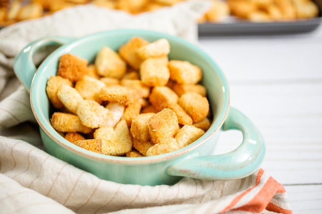 Frische French Toast Croutons in der Schüssel.