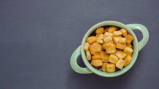 Frische French Toast Croutons in der Schüssel.