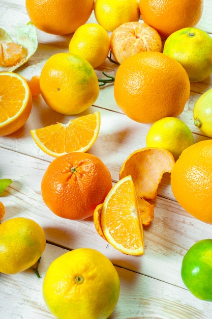 Frische Frucht der Zitrusfrucht auf dem weißen Holztisch