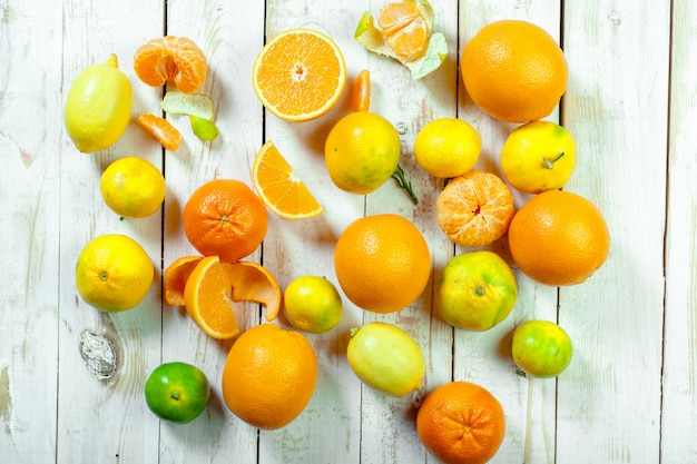 Frische Frucht der Zitrusfrucht auf weißem Holztisch