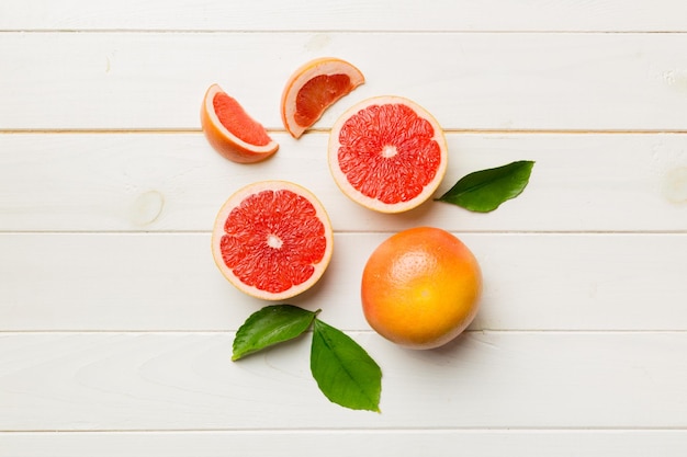 Frische Frucht-Grapefruit mit saftigen Grapefruitscheiben auf farbigem Hintergrund Draufsicht Copy Space kreatives Sommerkonzept Die Hälfte der Zitrusfrüchte in minimaler Wohnung lag mit Kopierraum