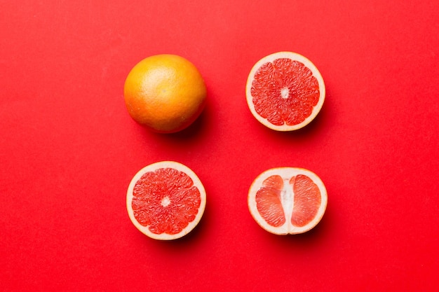 Frische Frucht-Grapefruit mit saftigen Grapefruitscheiben auf farbigem Hintergrund Draufsicht Copy Space kreatives Sommerkonzept Die Hälfte der Zitrusfrüchte in minimaler Wohnung lag mit Kopierraum