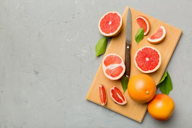 Frische Frucht-Grapefruit-Scheiben auf farbigem Hintergrund Draufsicht Copy Space kreatives Sommerkonzept Die Hälfte der Zitrusfrüchte in minimaler Wohnung lag mit Kopierraum