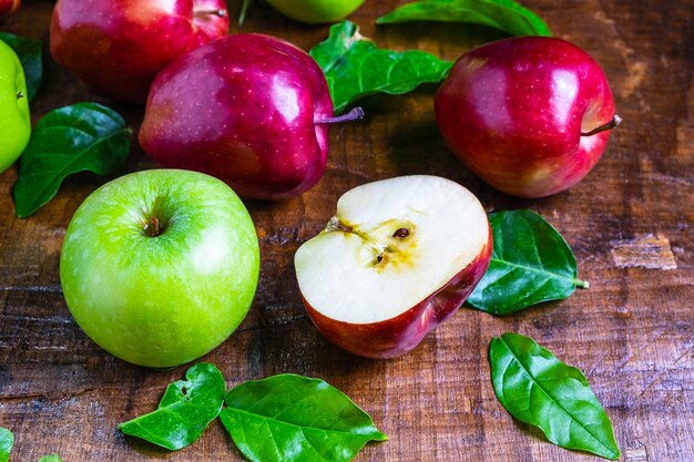 Frische Frucht, grüner Apfel und roter Apfel auf einem hölzernen Hintergrund