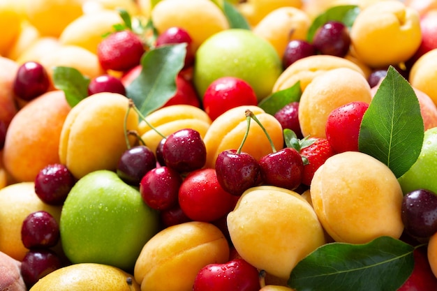 Frische Früchte und Beeren als Hintergrund