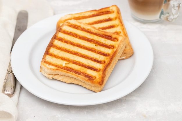 Frische Frühstückstoasts auf weißer Platte auf Keramik