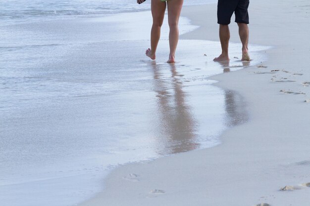 Frische Fußspuren am Strand.