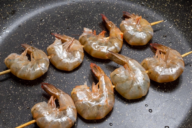 Frische Garnelen am Spieß bereit zum Kochen