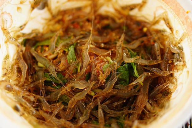 Frische Garnelen serviert in würzigem Salat