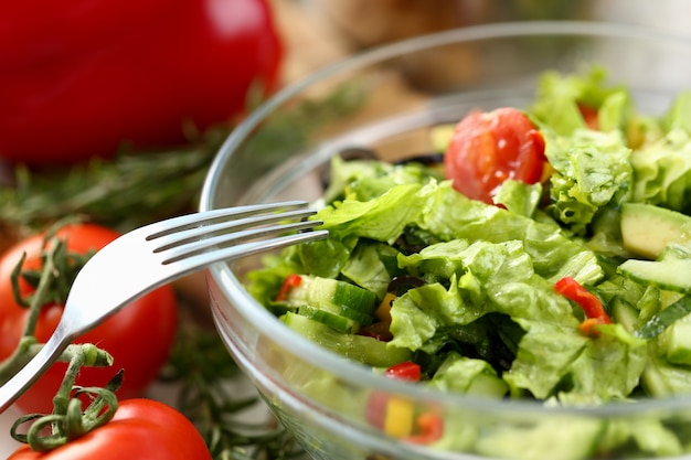 Frische gehackte organische Gemüsesalat-Fotografie