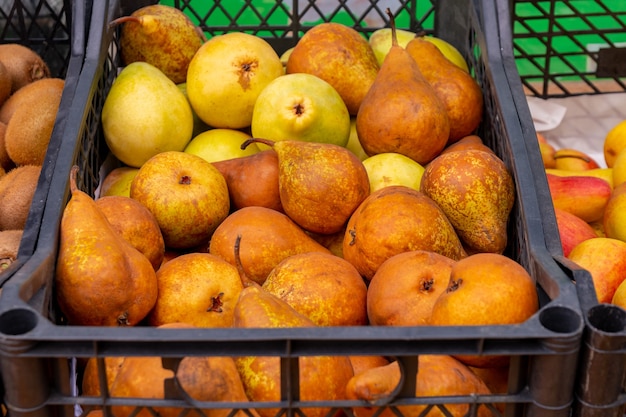 Frische gelbe Birnen auf dem Markt. Frisches Obst