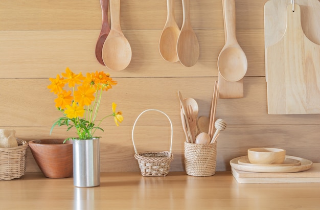 Frische gelbe Blumen im Vase und in der Küche