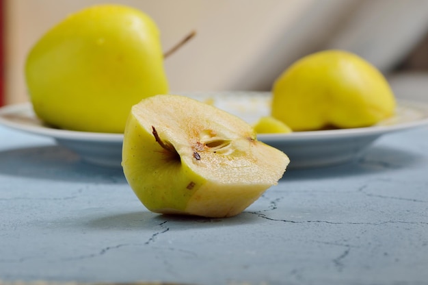 Frische gelbe Äpfel in Scheiben geschnitten Messer zum Schneiden